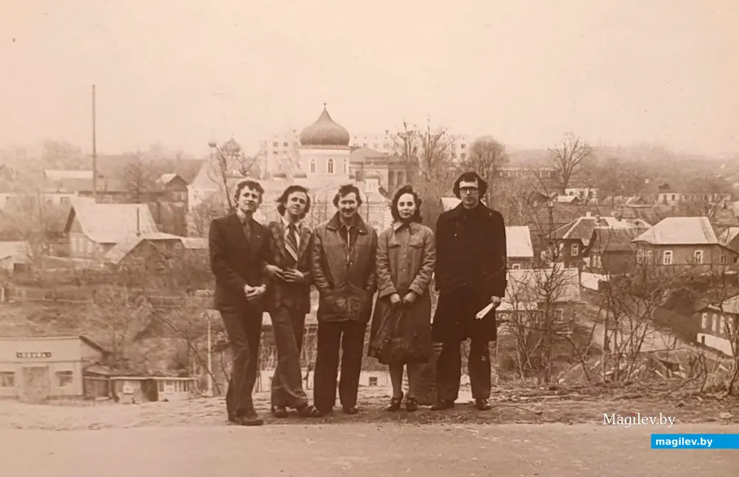 1980 год. Могилев. Александр Николаевич и Ирина Васильевна Бондаревы (справа) с однокурсниками. На заднем плане – частный сектор рядом с Быховским рынком.