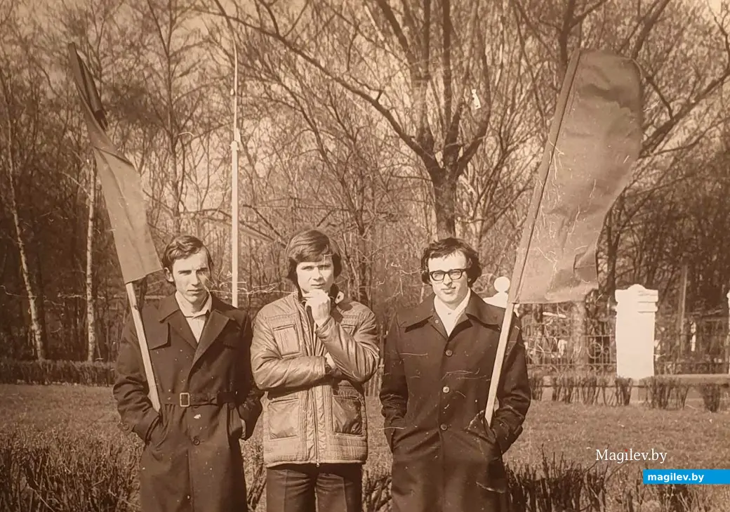 1979 год. Могилев. Александр Николаевич Бондарев с однокурсниками на демонстрации. Советская площадь.