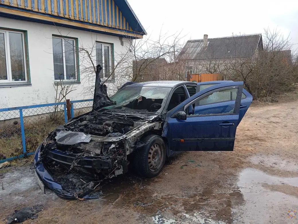 21.01.2025 г. Славгород. На ул. Юбилейной горел автомобиль. Фото: Могилевское областное УМЧС