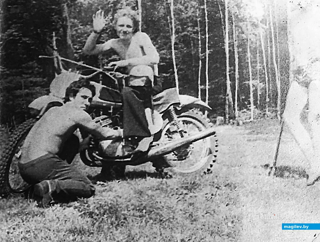 1970-е, Могилев Печерский лесопарк. Наладка мотоцикла.