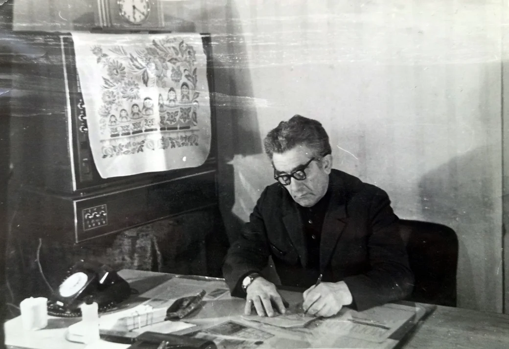 1960-е. Борис Наумович Сандомирский на рабочем месте в Доме культуры.