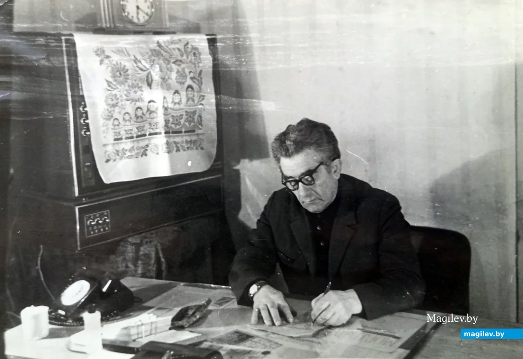 1960-е. Борис Наумович Сандомирский на рабочем месте в Доме культуры.