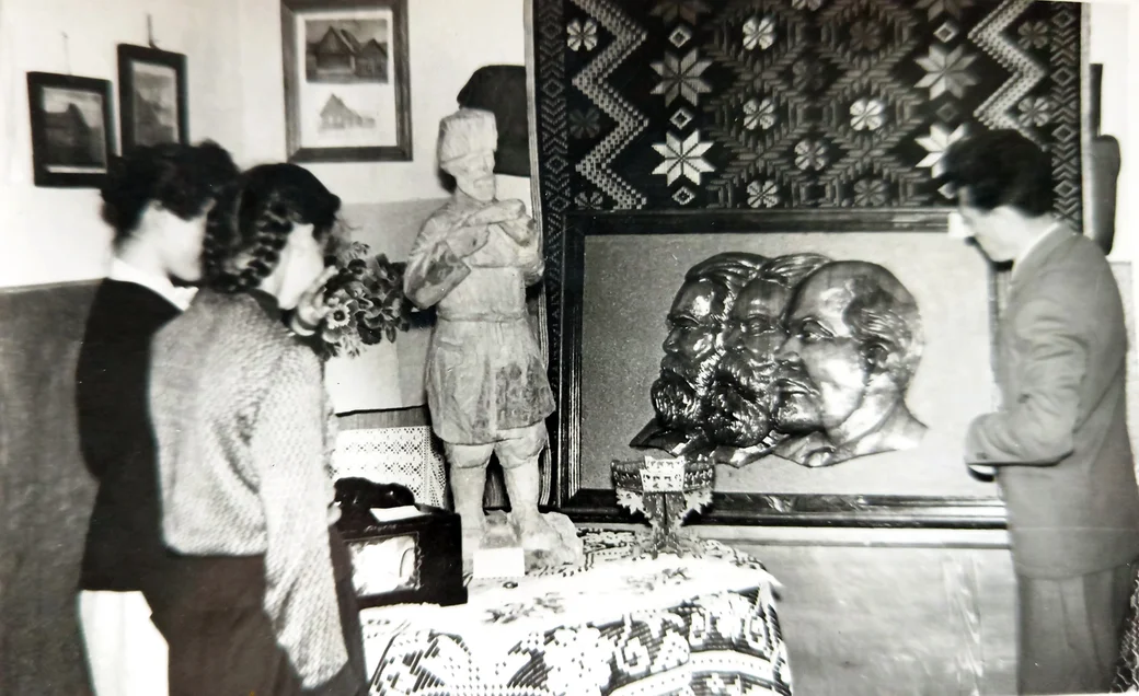 1956-1957 год. Борис Сандомирский (справа) проводит экскурсию по выставке народного творчества в