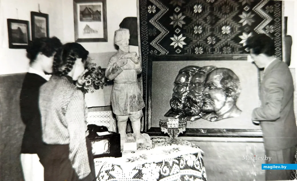 1956-1957 год. Борис Сандомирский (справа) проводит экскурсию по выставке народного творчества в