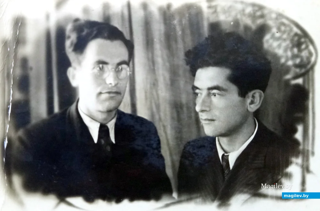 1950-е. Борис Сандомирский (справа) с братом Ароном.