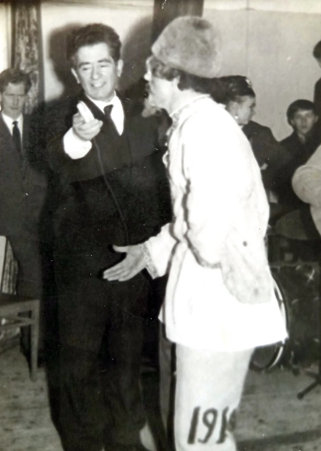 1960-е. Борис Сандомирский - ведущий на встрече Нового года.