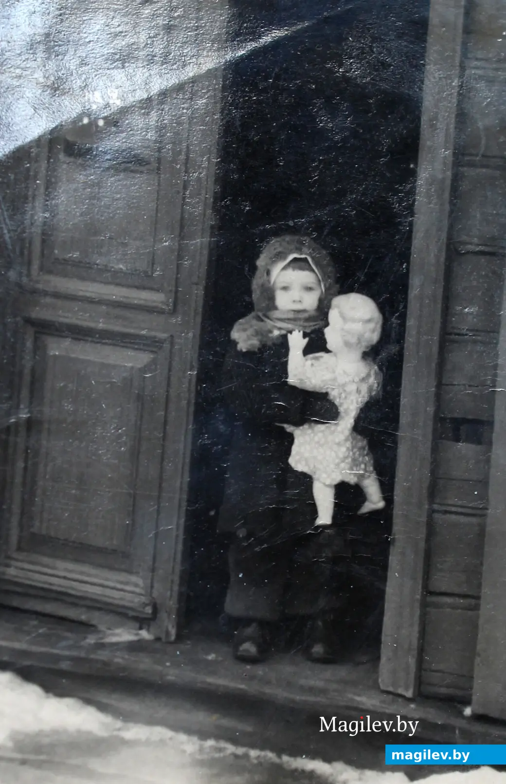 Могилев. Ирина с куклой на крыльце дома №20 по улице Карпинского, 20. Конец 1950-х. Фото из семейного архива.