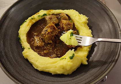 Уютно и много мяса. Сходили на обед в ресторан «Гурманофф»