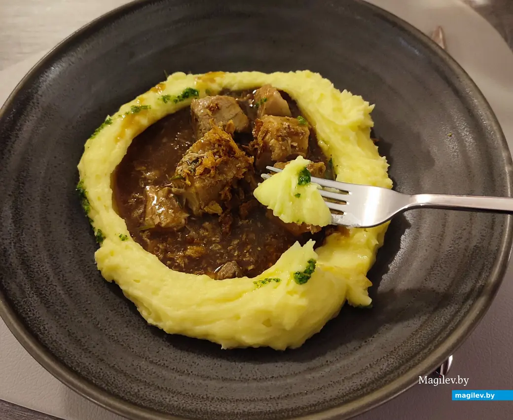 Картофельное пюре со свининой в соусе деми глясс.