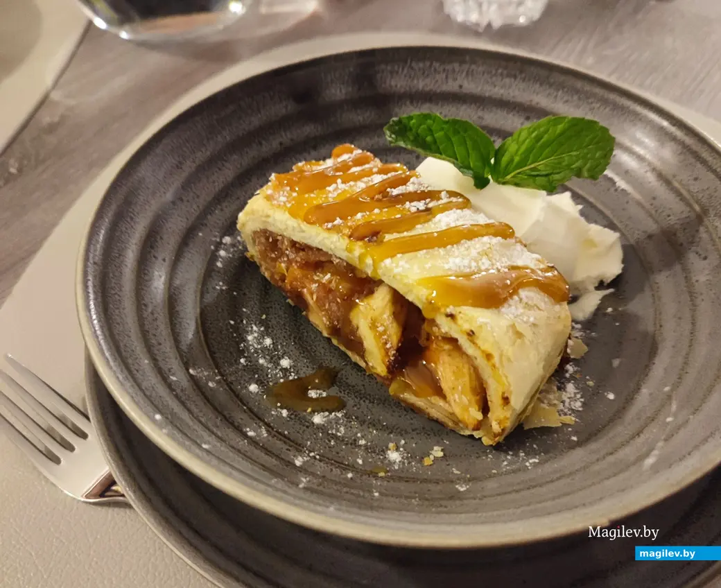 Штрудель с мороженым.