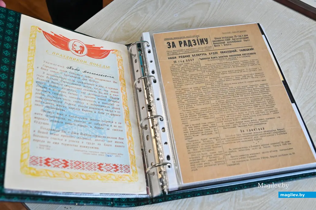 Бобруйск, 22.01.2025. Открытки и пригласительные билеты из коллекции Ивана Фролова. Фото: Александр ЧУГУЕВ.