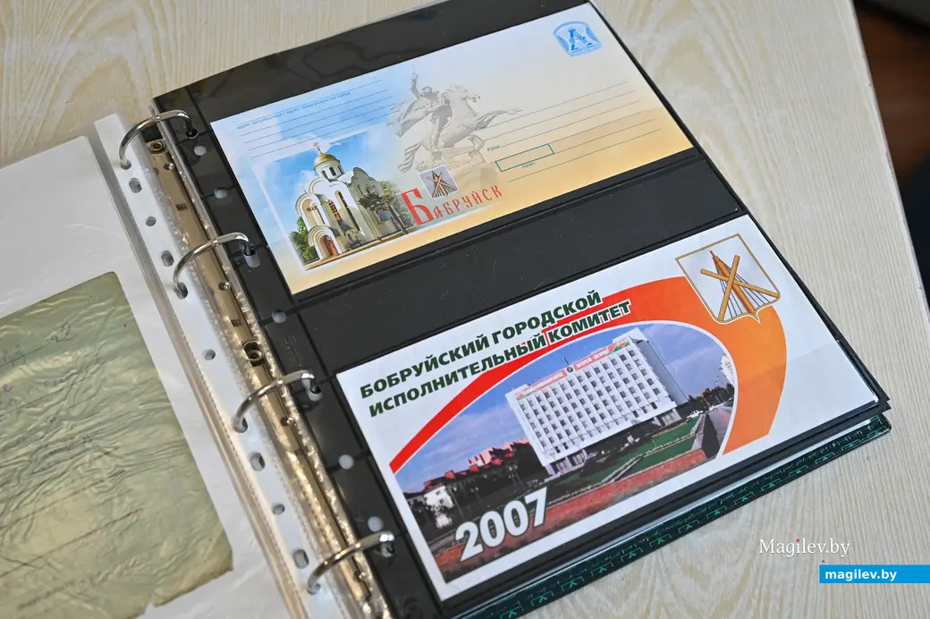 Бобруйск, 22.01.2025. Открытки и пригласительные билеты из коллекции Ивана Фролова. Фото: Александр ЧУГУЕВ.