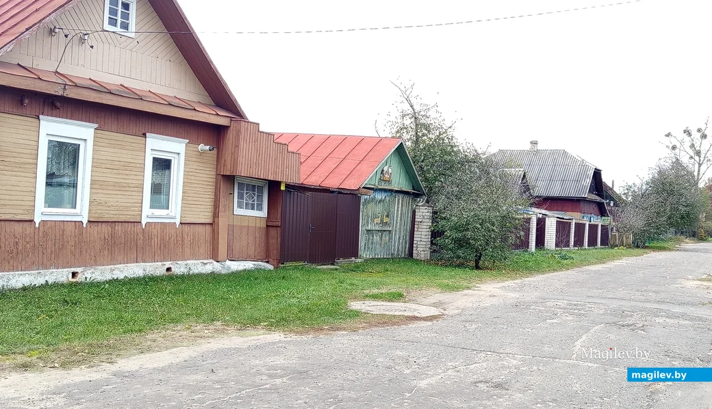 Октябрь 2024 года. Глуск. Улица Пушкинская. Слева дом в котором жил Иван Петрович Булгаков. Фото