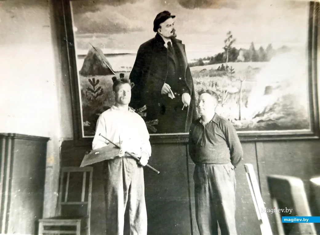 Конец 1950-х. Иван Булгаков (слева) и Юрий Фуксон. Художник Булгаков презентует свою картину (она