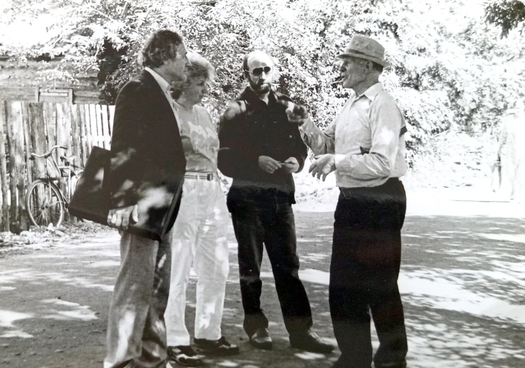 1980-е. Глуск. На улице Пушкинской возле дома художника: Иван Булгаков (крайний справа), Наум