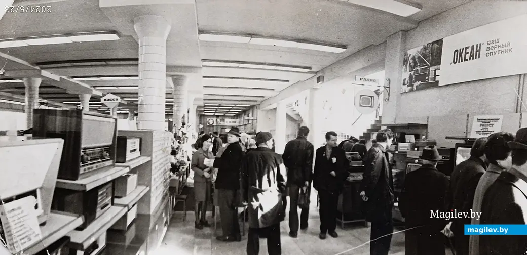 1972 г., Могилев, универмаг. Секция радиотоваров.