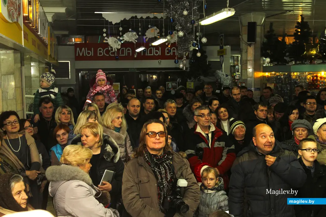 Декабрь 2014 г., Могилев, универмаг «Центральный». Перед началом концерта.