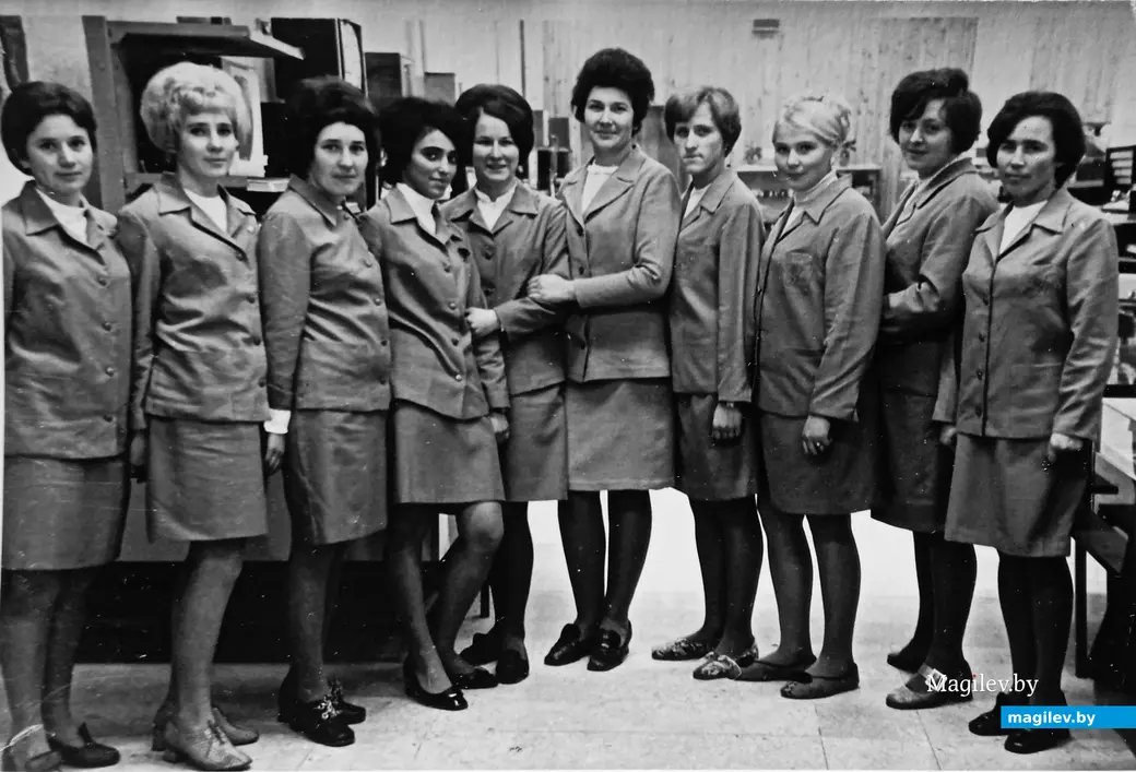 1972 г., Могилев, универмаг. Работницы секции радиотоваров.