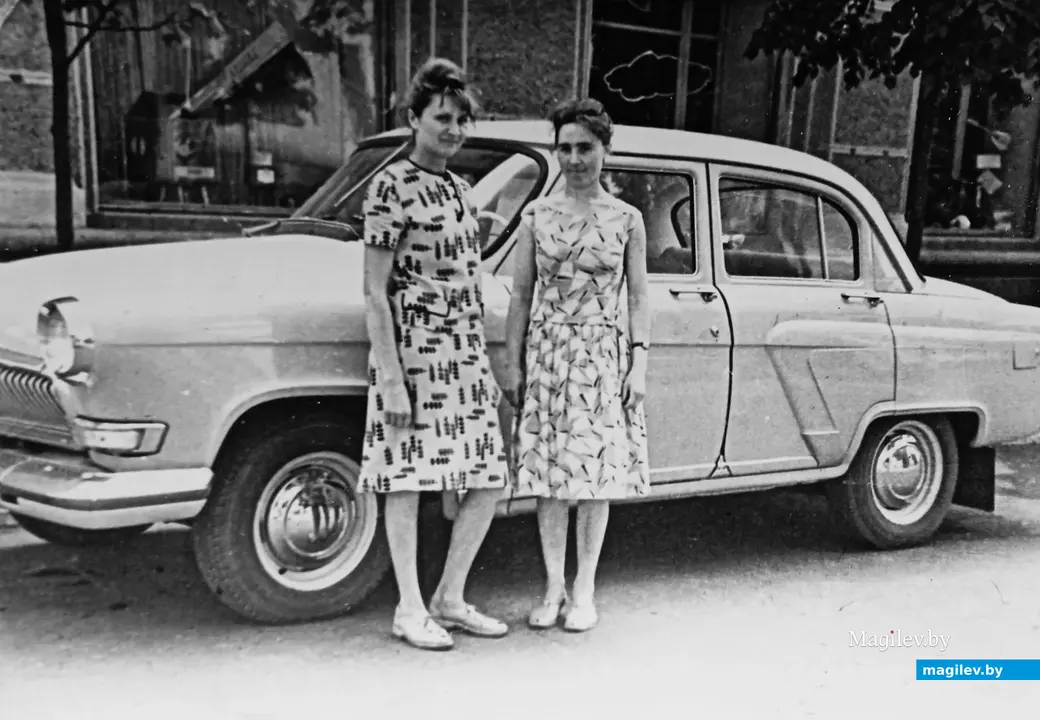 1964 г., Могилев. Возле «Волги» на фоне универмага.