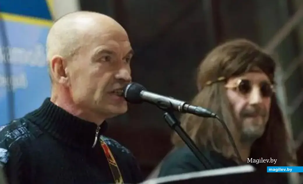 Декабрь 2014 г., Могилев, универмаг «Центральный». Сергею Коноплеву (слева) Джон Леннон совсем не мешает. Даже наоборот...