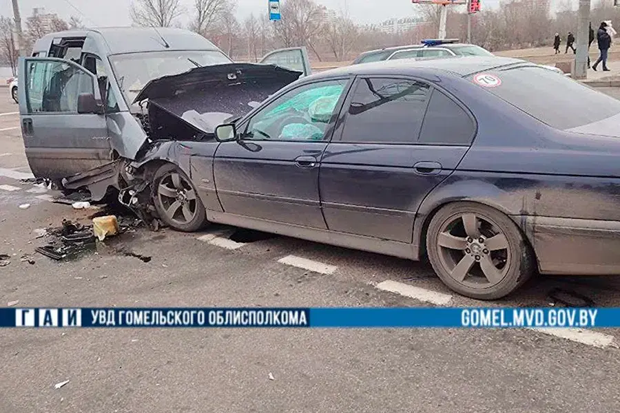 Гомель, 25 января 2025 года. Три автомобиля столкнулись на улице Мазурова. Фото: ГАИ УВД Гомельского облисполкома.