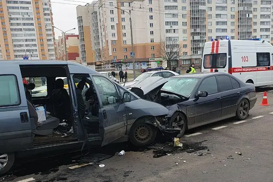 Гомель, 25 января 2025 года. Три автомобиля столкнулись на улице Мазурова. Фото: ГАИ УВД Гомельского облисполкома.