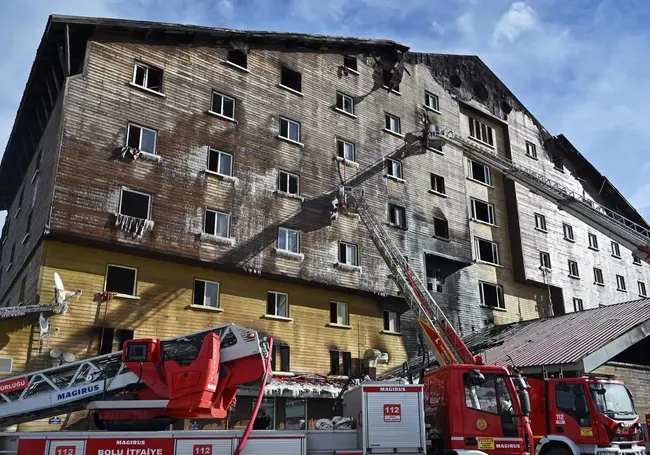 Турецкие СМИ назвали причину пожара в отеле на курорте в Болу в результате которого погибло 78 человек