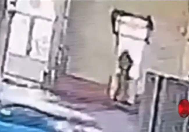 В Могилеве пьяный молодой человек разбил головой остекленную дверь секонд-хенда