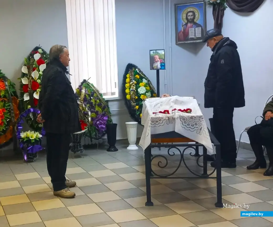 27.01.2025, Могилев, Центр ритуальных услуг. Валерий Катков (слева) и Виктор Поздняков прощаются с другом.