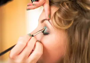 Почему макияж «скатывается»: качество косметики ни при чем