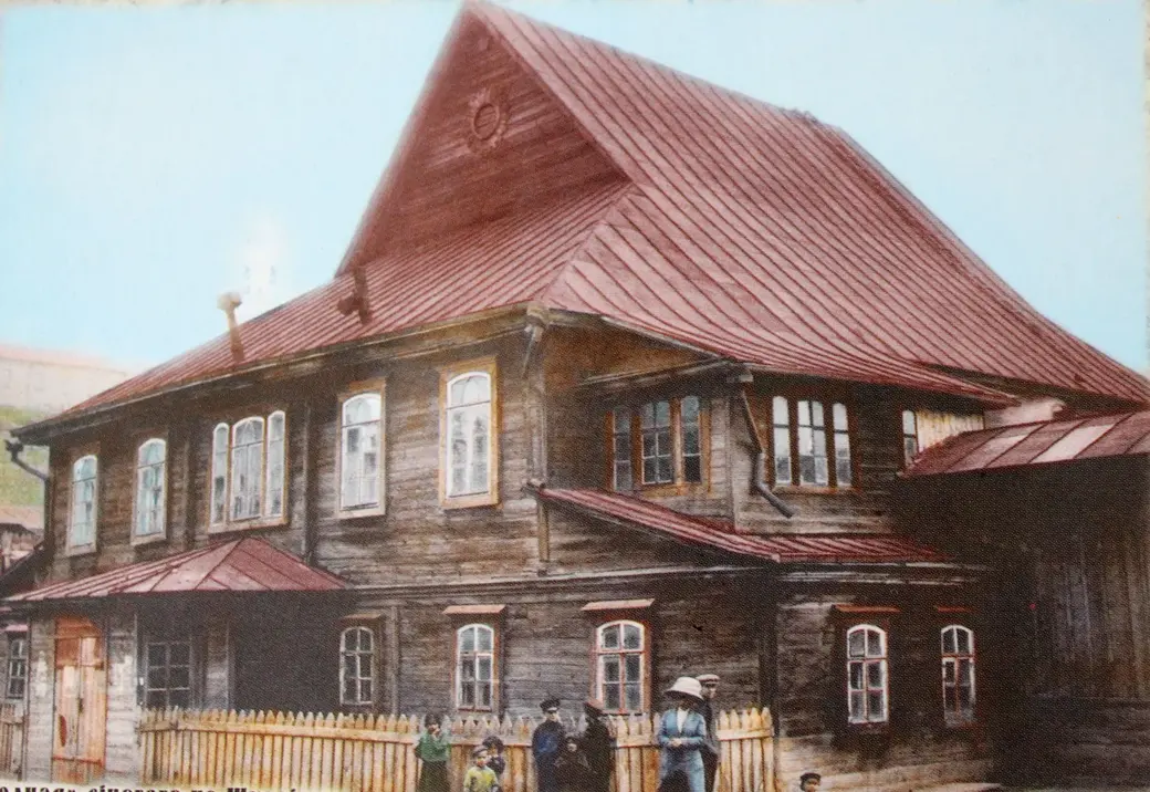 Начало 1900-х. Могилев. Синагога на Школище. Построена около 1680 год. Закрыта в 1938 году и разобрана на бревна. Фото из серии «Магілёў: з мінулага ў сучаснасць». 2010