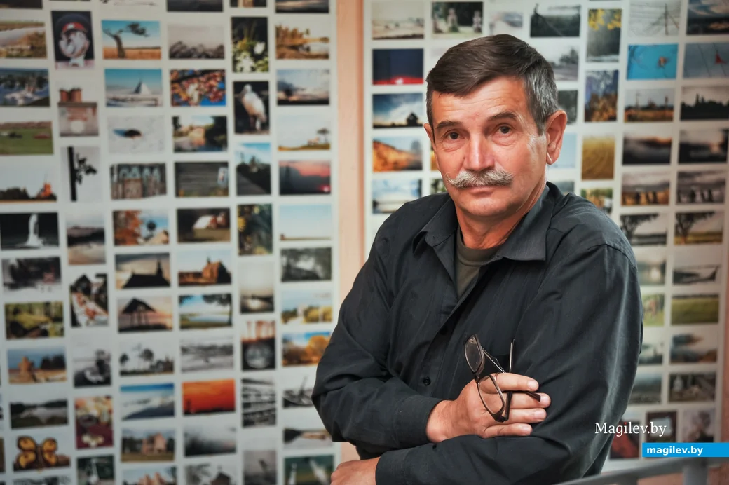 31.05.2012. Бобруйск. Владимир Шарников на фоне своих фоторабот.