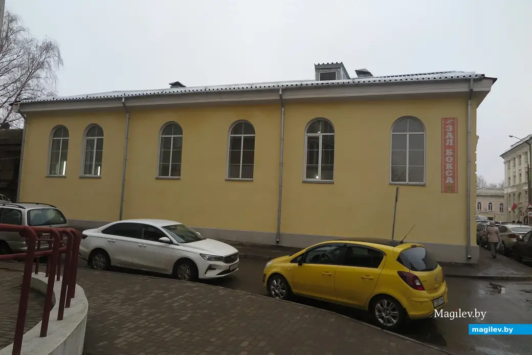 Февраль 2025 г. Могилев, пер. Пожарный. Здесь раньше располагалась Купеческая синагога, а сейчас - детско-юношеская школа и зал бокса.