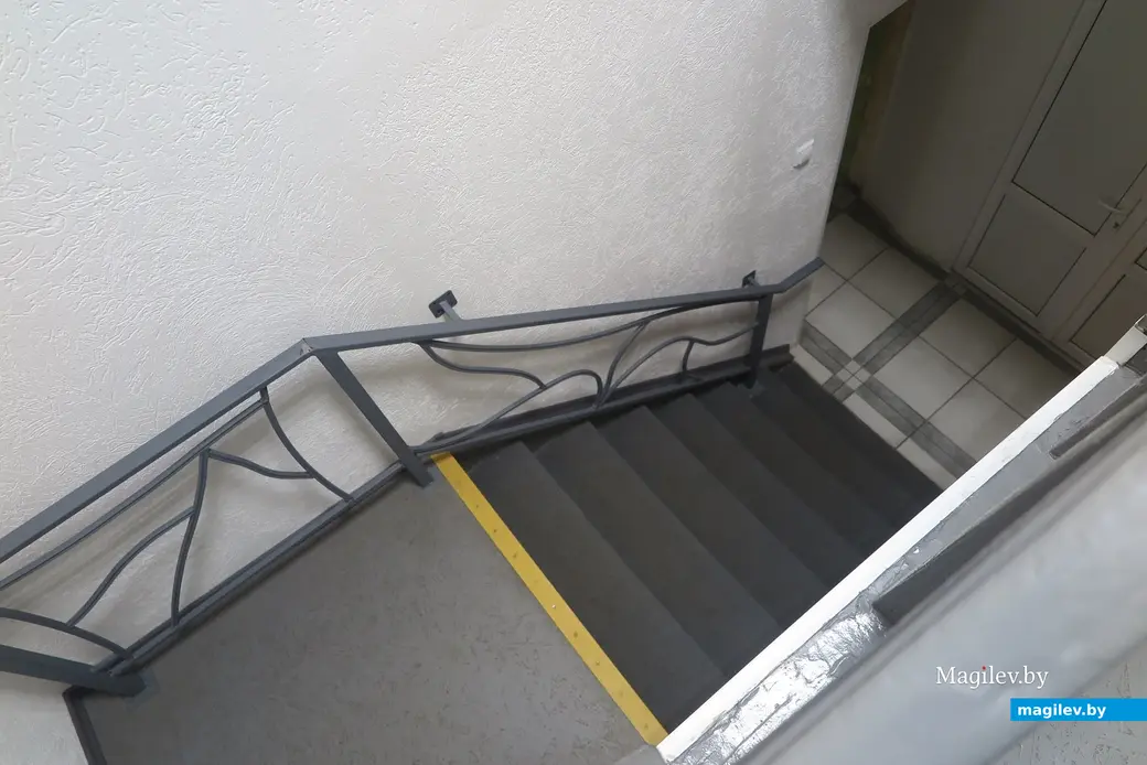 Февраль 2025 г. Могилев, пер. Пожарный, детско-юношеская школа «Спартак-35». Даже на лестнице чувствуется история...