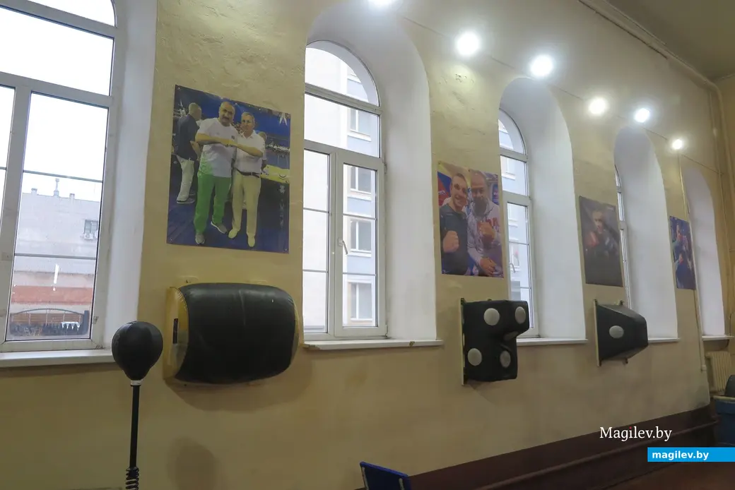 Февраль 2025 г. Могилев, пер. Пожарный, детско-юношеская школа «Спартак-35». Аркообразные окна в зале бокса.