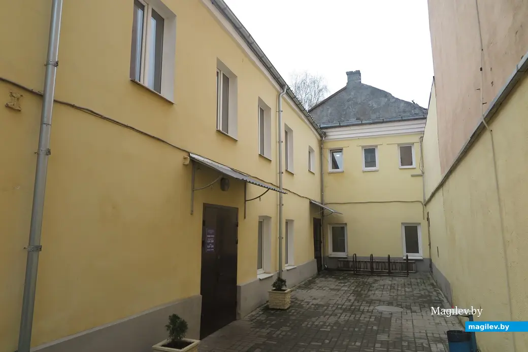 Февраль 2025 г. Могилев, пер. Пожарный. Здесь раньше располагалась Купеческая синагога, а сейчас - детско-юношеская школа и зал бокса.