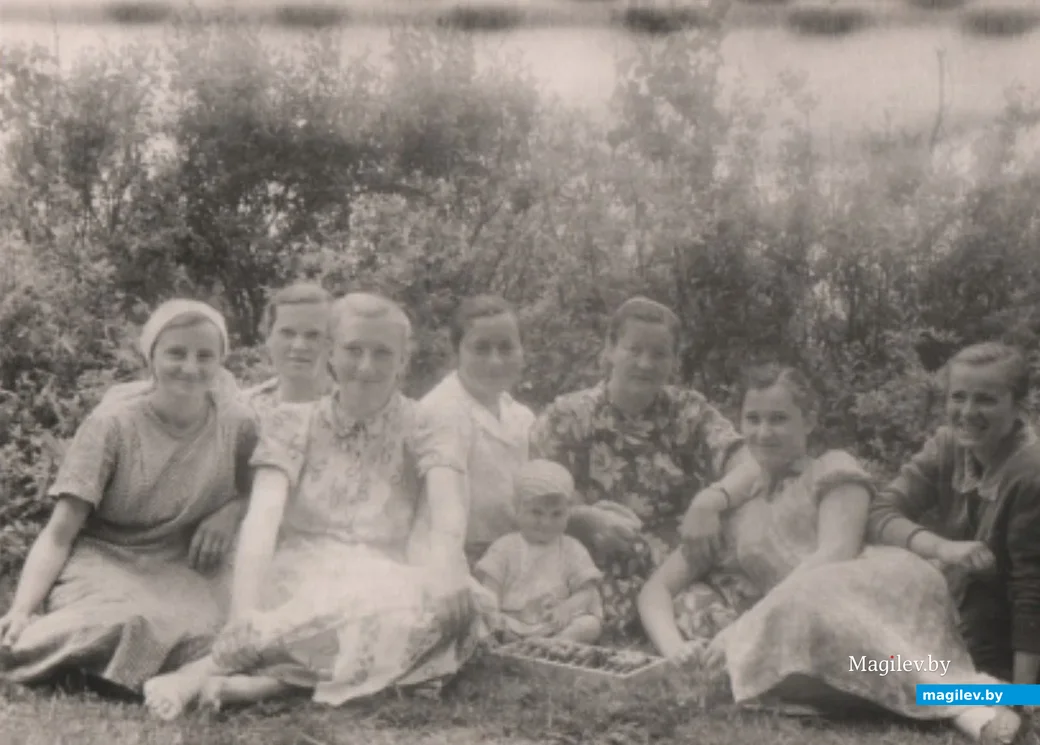 Галина Сыромолот (слева) с другими жительницами Закутья, 1958 год.
