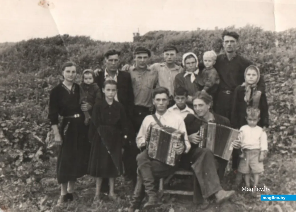 На целине, 1959 год. Галина Игнатовна первая слева, ее супруг с гармонью.