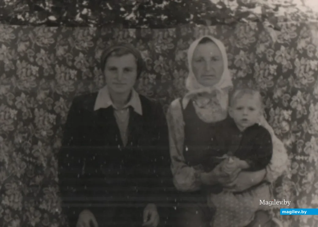 Галина Игнатовна (слева) и ее мама Анна Петровна. 1957 год, д. Закутье.