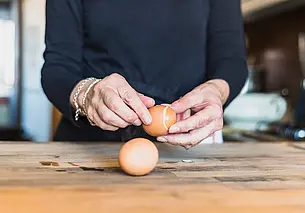 Как быстро почистить вареное яйцо: это работает!