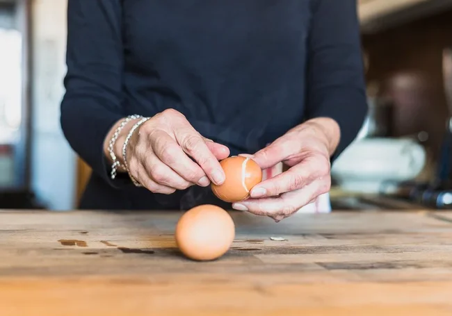 Как быстро почистить вареное яйцо: это работает!