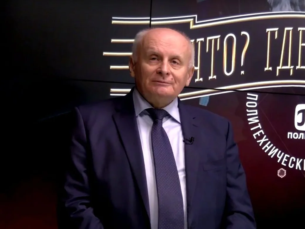 2022 год. Юрий Петреня в команде директоров институтов Политеха в клубе «Что? Где? Когда?». Фото: