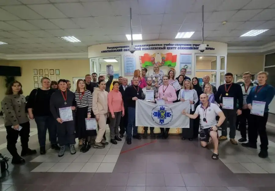 Около 100 работников организаций здравоохранения региона приняли участие в соревнованиях по плаванию в Могилеве. Фото: Mogilevnews.by.