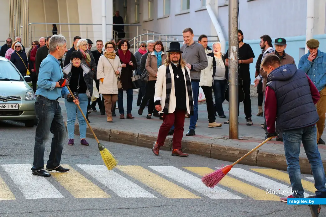 26.09..2019. Могилев. Серж Арден (в белом пиджаке и цилиндре) во время перфоманса могилевских «семидесятников», посвященном 50-летию битловского альбома «Abbey Road».