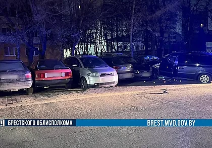 В Бресте пьяный юный водитель без прав повредил 14 автомобилей, пытаясь скрыться от ГАИ