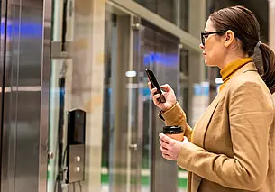 В Могилеве начали выпускать «умный» лифт: он сам знает, на какой этаж везти жильца