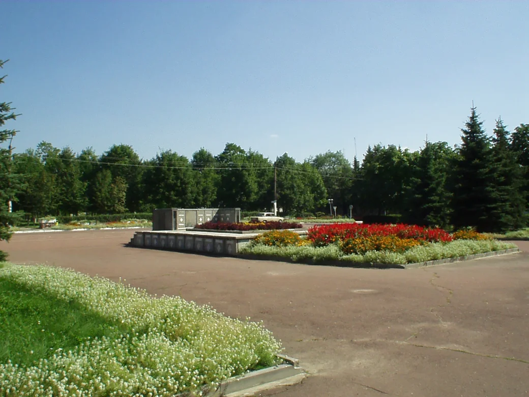 2004 год. Вид на Глусский центральный парк с улицы Кирова. Фото Игоря Кирина.