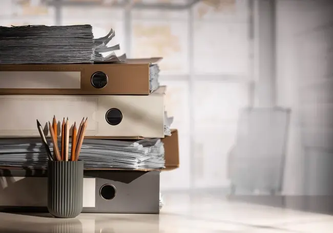 Сын в ИК, хочет дать доверенность матери. Как ее оформить? Знает нотариус