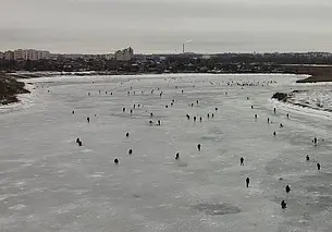 Рыбак провалился под лед сегодня на Фатинском заливе в Могилеве. Его успели спасти