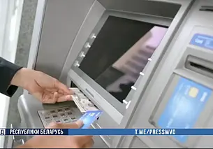 Минчанин передал аферистам более 110 тысяч долларов. Курьеров задержали